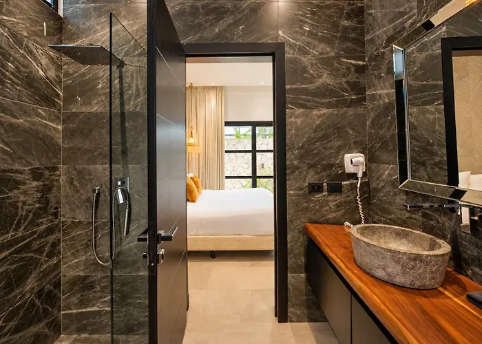 Elegant 4 Bedroom Villa, Gated Access & Personalized Concierge *